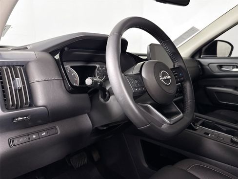 Used 2024 Nissan Pathfinder SL image 13