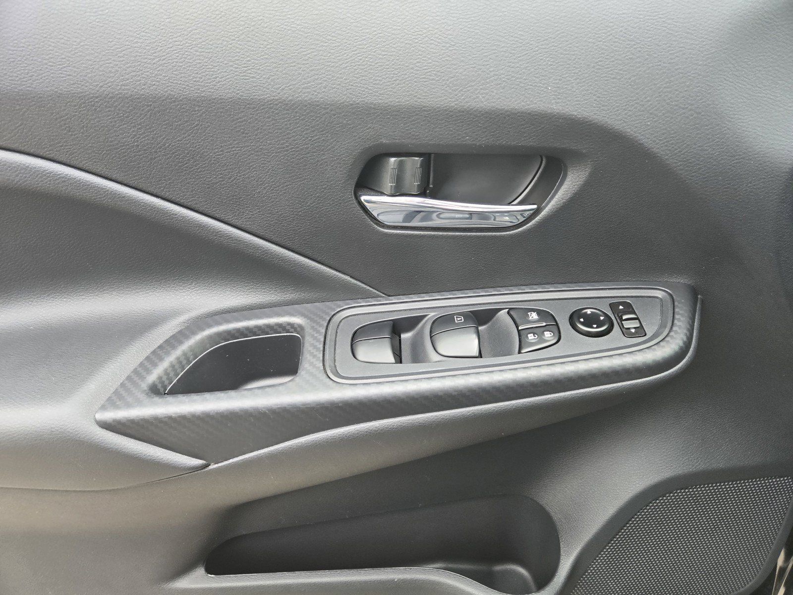 Used 2025 Nissan Versa SV FWD image 14