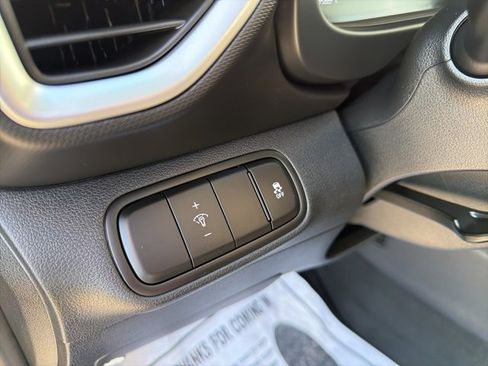 Certified 2025 Hyundai Venue SE image 16