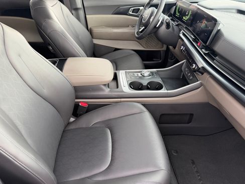 Certified 2025 Kia Carnival LXS FWD image 12