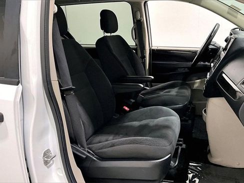 Used 2019 Dodge Grand Caravan SE w/ UConnect Hands-Free Group image 31