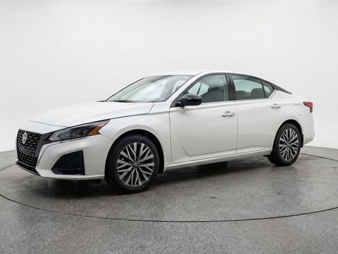 Used 2025 Nissan Altima 2.5 SV FWD image 3