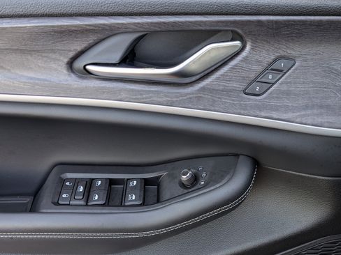 Used 2023 Jeep Grand Cherokee Limited w/ Luxury Tech Group II image 16