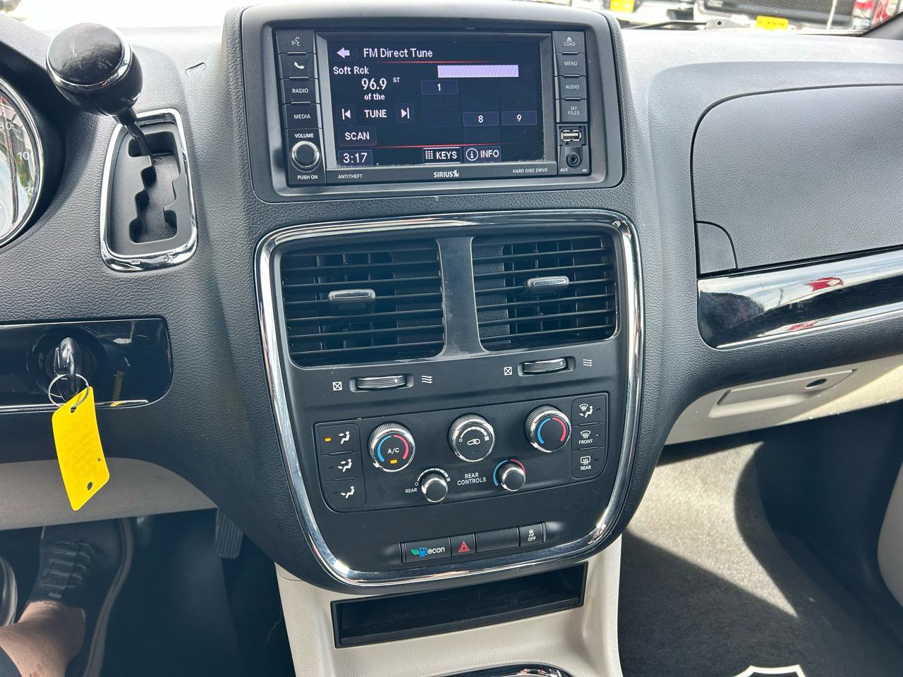 Used 2020 Dodge Grand Caravan SXT FWD image 4