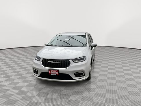 Used 2023 Chrysler Pacifica Touring-L image 33