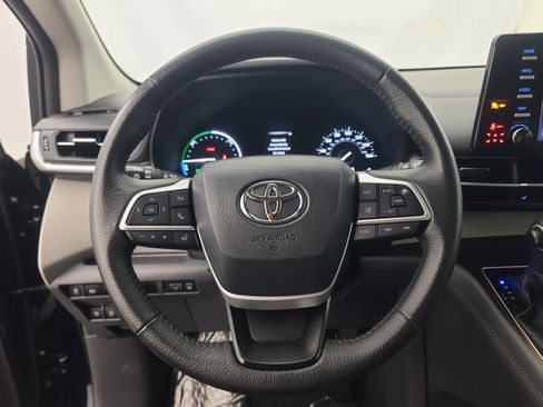 Used 2024 Toyota Sienna XLE image 32