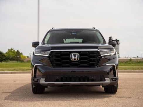 Used 2025 Honda Pilot Touring image 2