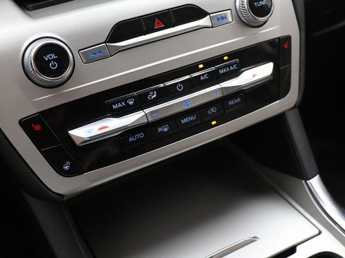 Used 2022 Ford Explorer XLT w/ Equipment Group 202A image 23