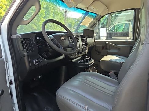 Used 2017 Chevrolet Express 3500 RWD image 3