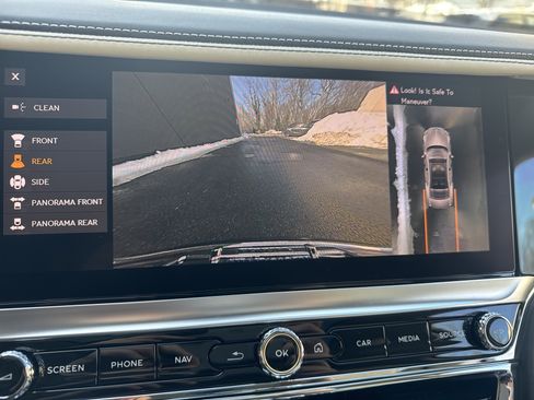 Used 2023 Bentley Flying Spur V8 image 24