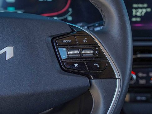 Certified 2025 Kia Niro EX image 14