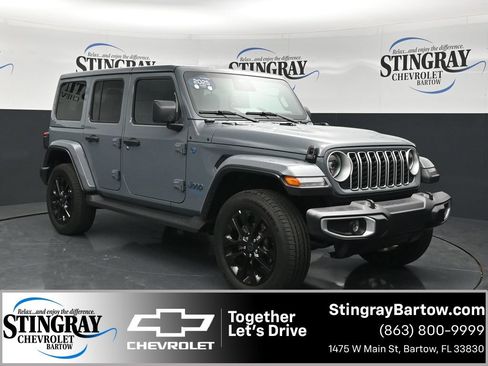 Used 2025 Jeep Wrangler Unlimited Sahara AWD/4WD image 1