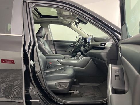 Certified 2023 Toyota Highlander XLE image 31