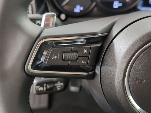 Certified 2025 Porsche Macan AWD/4WD image 26