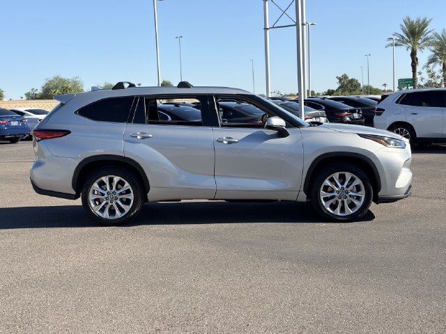 Used 2023 Toyota Highlander Limited FWD image 5