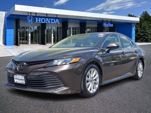 Used 2018 Toyota Camry LE image 1