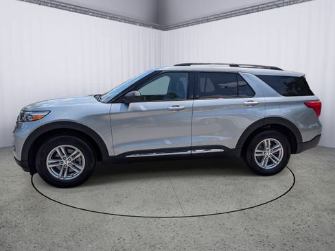 Used 2022 Ford Explorer XLT w/ Equipment Group 202A AWD/4WD image 6