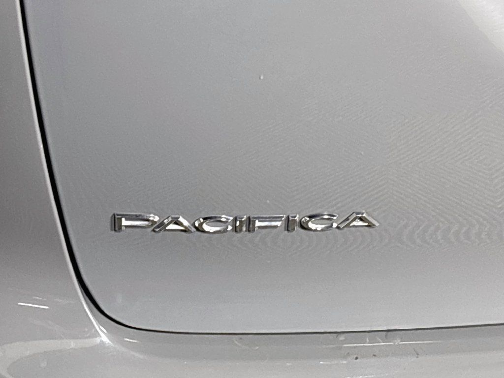 Used 2023 Chrysler Pacifica Touring-L FWD image 22