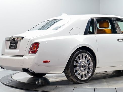 Used 2022 Rolls-Royce Phantom Sedan w/ The Phantom Package RWD image 19