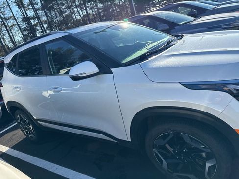 Used 2024 Kia Seltos SX w/ SX Sunroof Package image 2