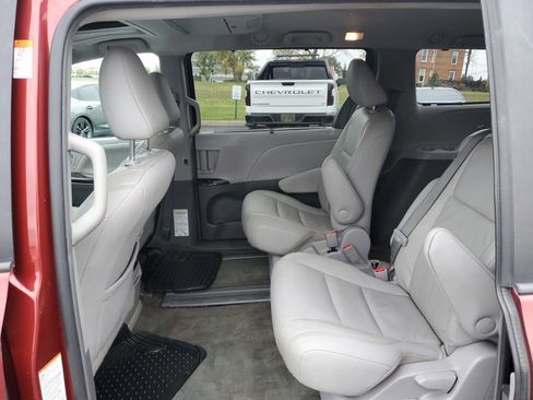 Used 2017 Toyota Sienna XLE Premium image 25