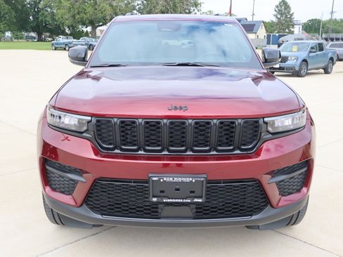 Used 2025 Jeep Grand Cherokee Altitude AWD/4WD image 3