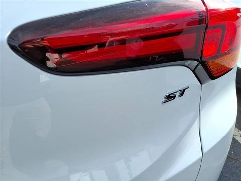 Certified 2022 Buick Encore GX Select w/ Sport Touring Package image 9