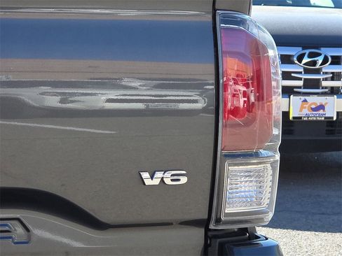 Used 2022 Toyota Tacoma Limited image 12