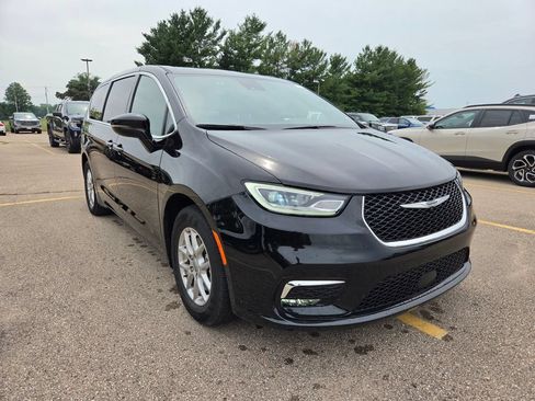 Used 2025 Chrysler Pacifica Select FWD image 1