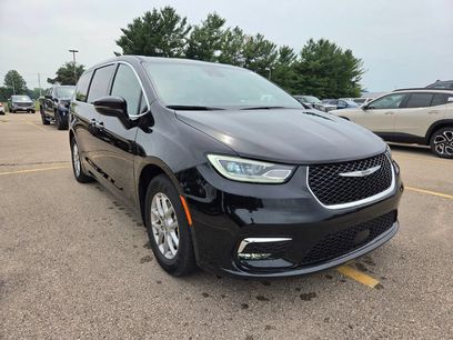 Used 2025 Chrysler Pacifica Select