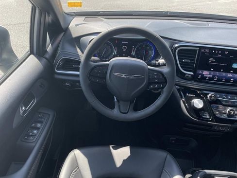 Used 2023 Chrysler Pacifica Touring-L w/ S Appearance Package FWD image 15