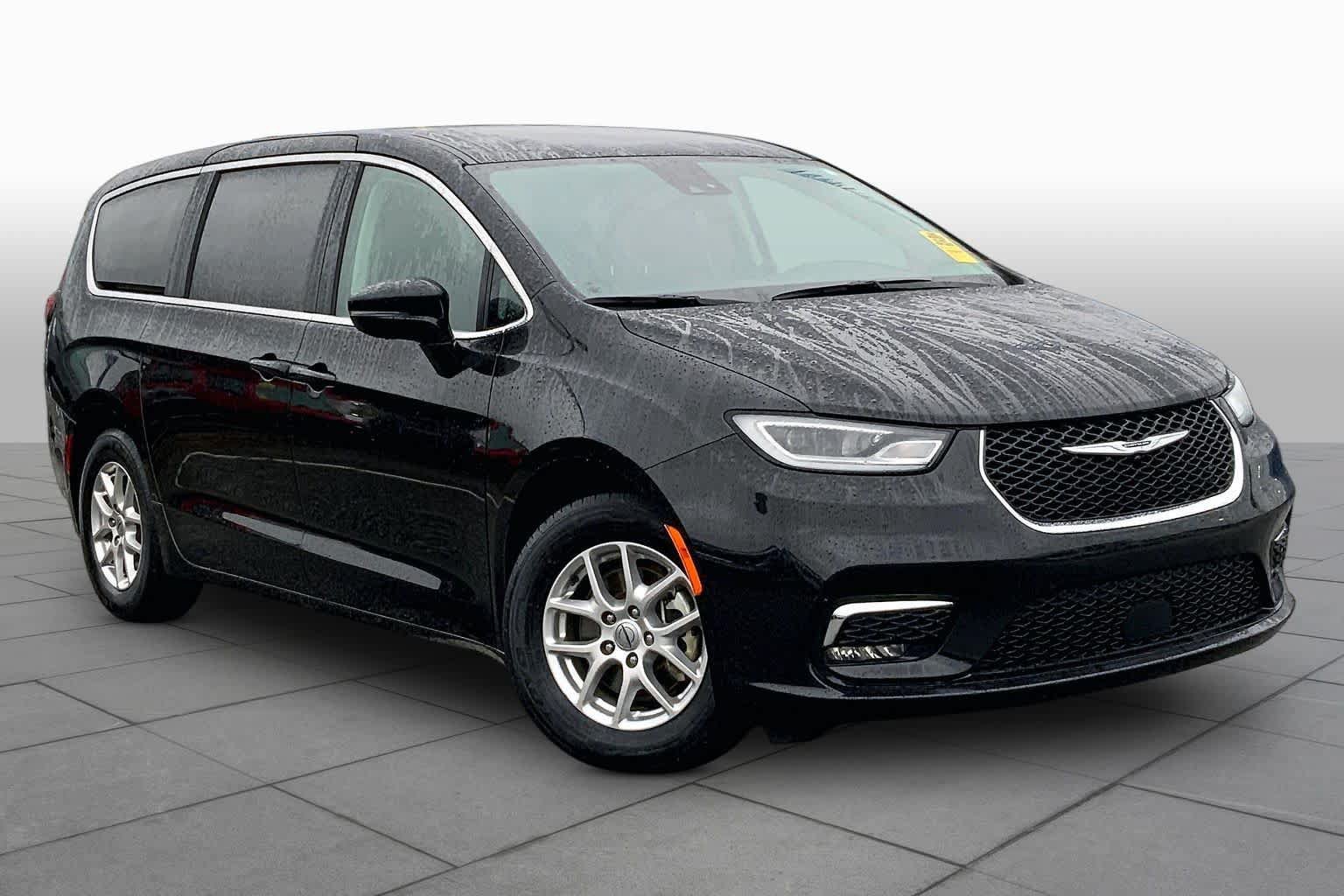 Used 2024 Chrysler Pacifica Touring-L FWD image 3