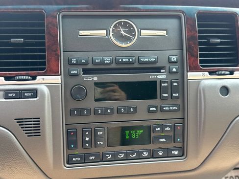Used 2008 Lincoln Town Car Signature Limited RWD image 35
