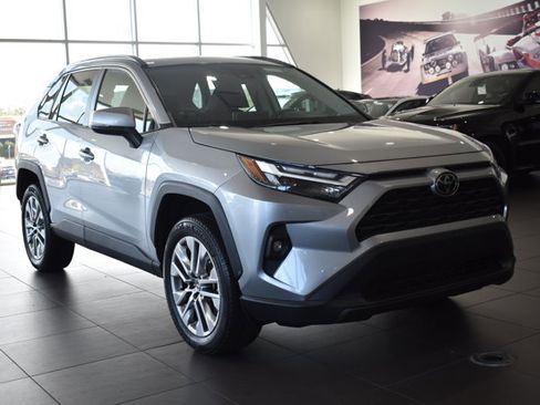 Used 2022 Toyota RAV4 XLE Premium image 4