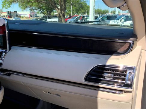 Used 2021 Lincoln Navigator Reserve AWD/4WD image 19