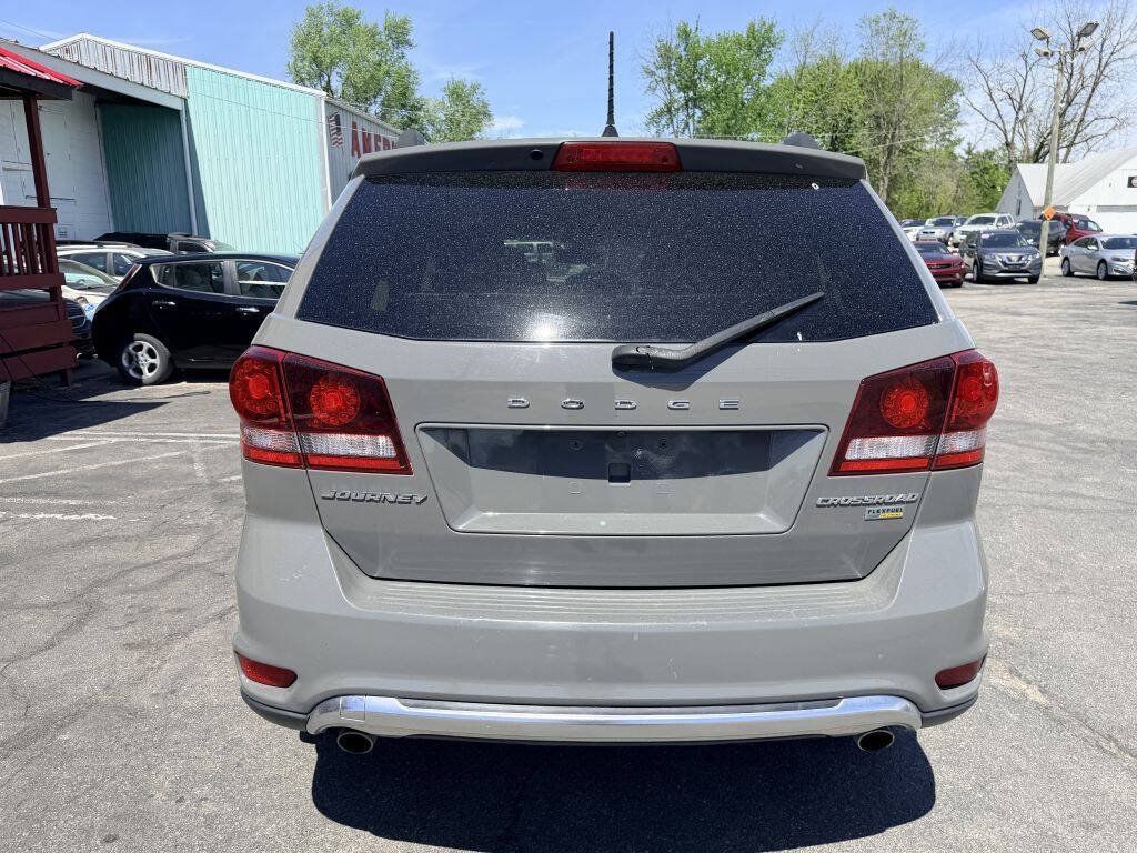 Used 2019 Dodge Journey Crossroad FWD image 4