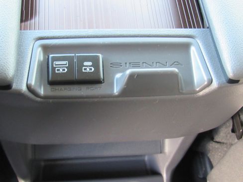 Used 2022 Toyota Sienna LE image 28