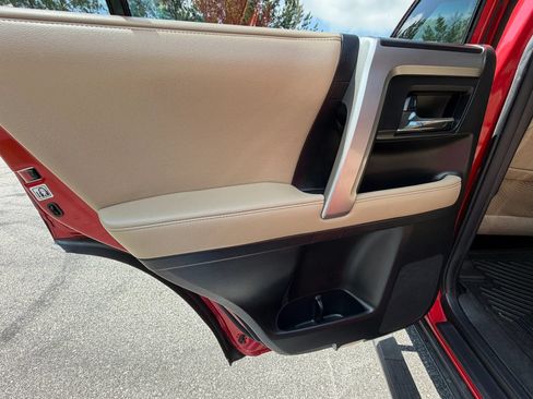 Used 2016 Toyota 4Runner SR5 AWD/4WD image 16