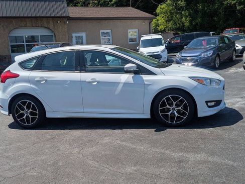 Used 2016 Ford Focus SE w/ SE Sport Package FWD image 5