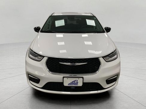 Used 2024 Chrysler Pacifica Touring-L image 11