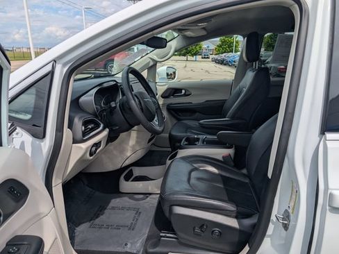 Used 2022 Chrysler Pacifica Touring-L FWD image 11