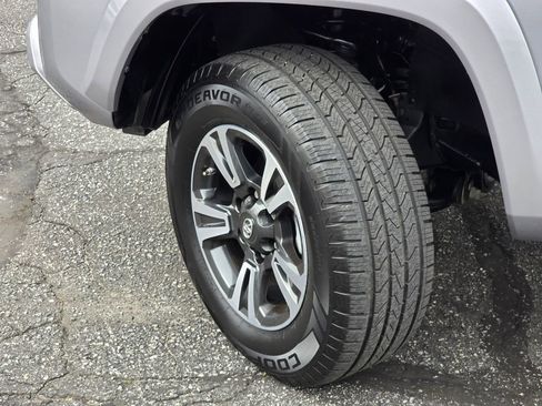 Used 2019 Toyota Tacoma TRD Sport w/ Technology Package image 26