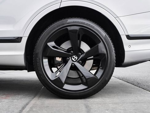 Used 2023 Bentley Bentayga Extended Wheelbase image 17