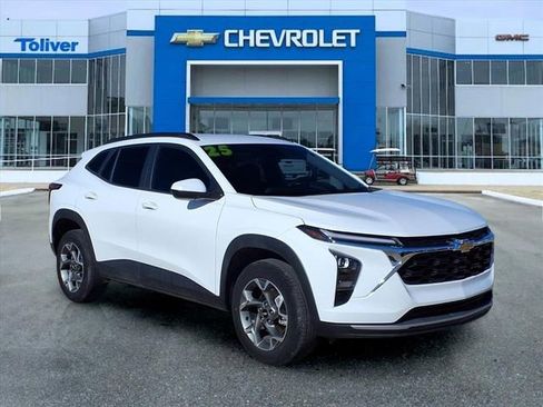 Used 2025 Chevrolet Trax LT image 2