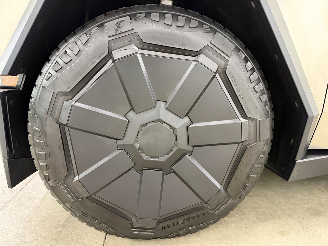 Used 2024 Tesla Cybertruck AWD Crew Cab image 7