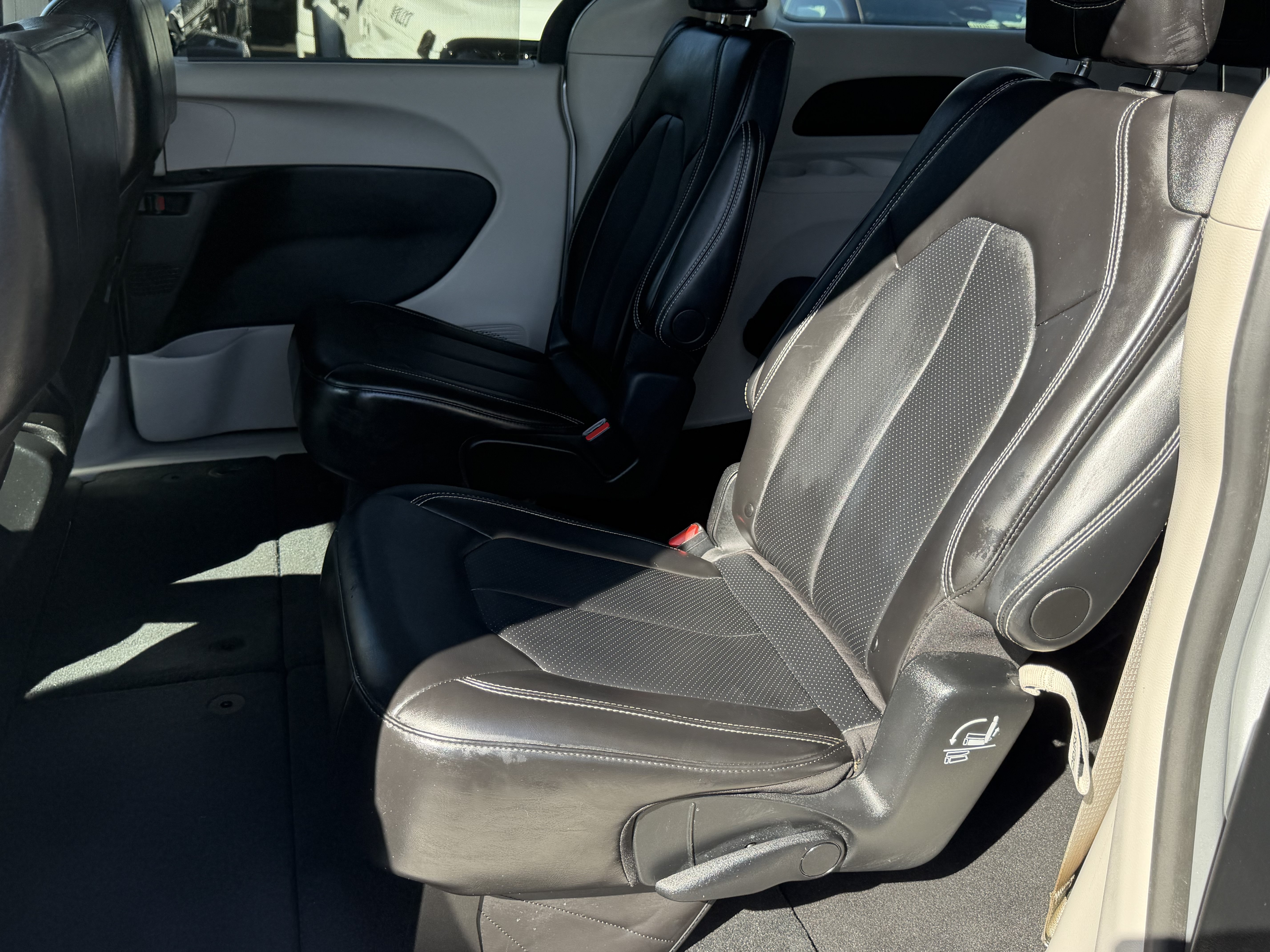 Certified 2024 Chrysler Pacifica Touring-L FWD image 33