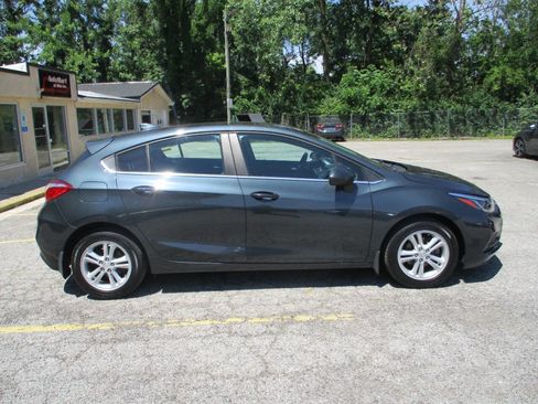 Used 2018 Chevrolet Cruze LT w/ Convenience Package FWD image 9