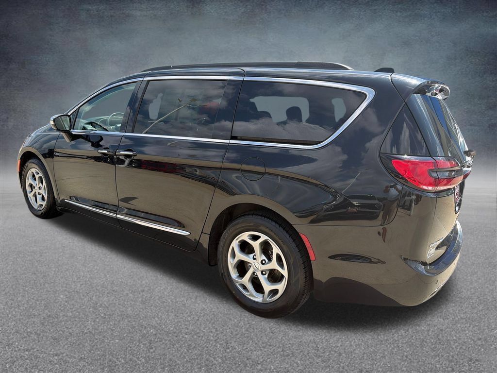 Used 2023 Chrysler Pacifica Limited FWD image 3