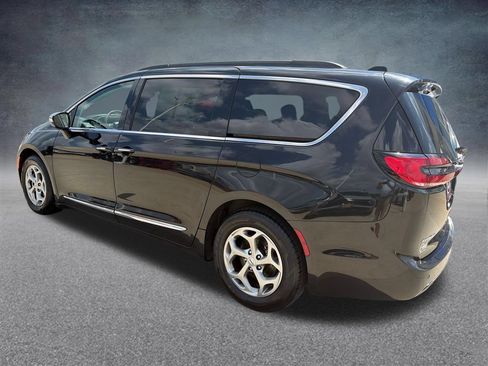 Used 2023 Chrysler Pacifica Limited FWD image 3