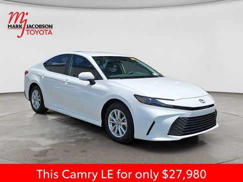 Used 2025 Toyota Camry LE FWD image 5